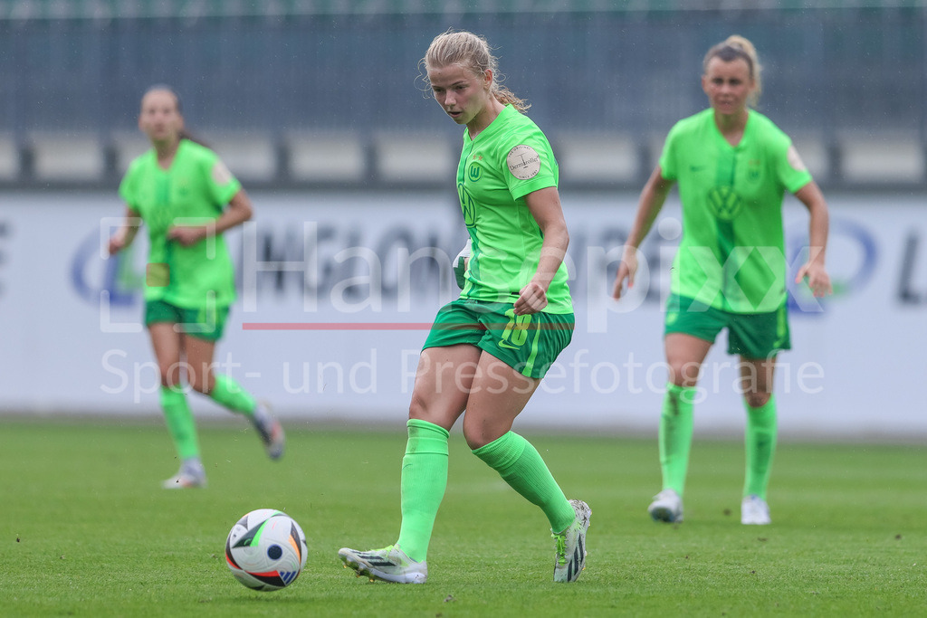 Fussball, Testspiel Frauen, VfL Wolfsburg - PSV Eindhoven | v.li.: Justine Kielland (VfL Wolfsburg, 18) am Ball, Einzelbild, Ganzkörper, Aktion, Action, Spielszene