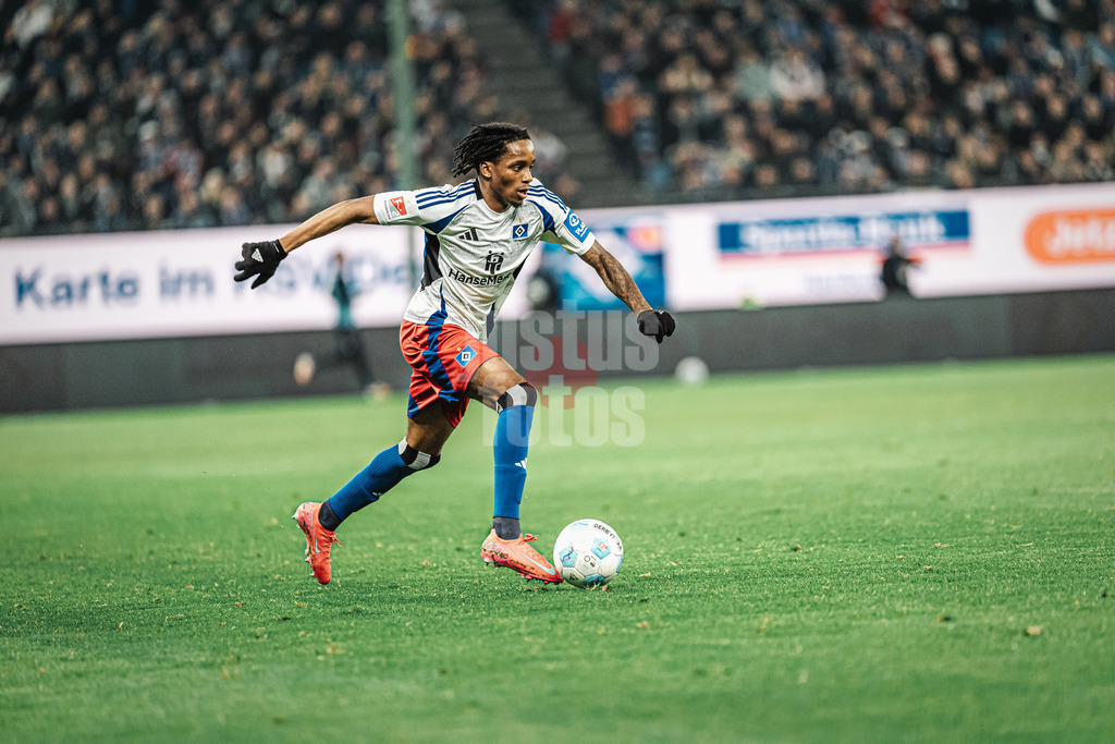 Fußball | Männer | Saison 2024/2025 | 2. Fußball-Bundesliga | 23. Spieltag | Hamburger SV vs. 1. FC Kaiserslautern | 21.02.2025 | Adedire Mebude (#16, HSV) am Ball