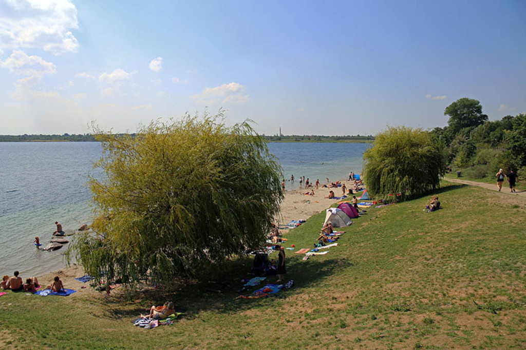 Foto: Leipzig - Markkleeberger See - Strandbad Markkleeberg Ost | Das Team hinter BILDLEXIKON LEIPZIG bündelt historische wie aktuelle Informationen über die Stadt Leipzig in Text und Bild auf einer Plattform und stellt diese der interessierten Öffentlichkeit zur Verfügung.