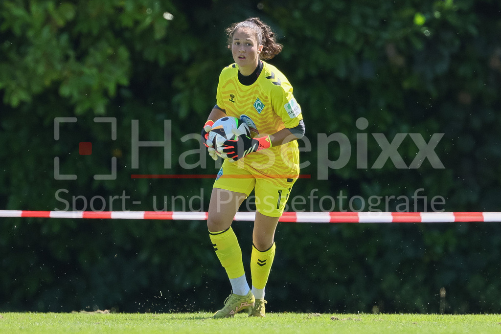 Fussball, Testspiel Frauen, Borussia Mönchengladbach - SV Werder Bremen | v.li.: Livia Peng (Torhüterin, Torwart, SV Werder Bremen, 1) am Ball, Freisteller, Einzelbild, Ganzkörper, Aktion, Action, Spielszene
