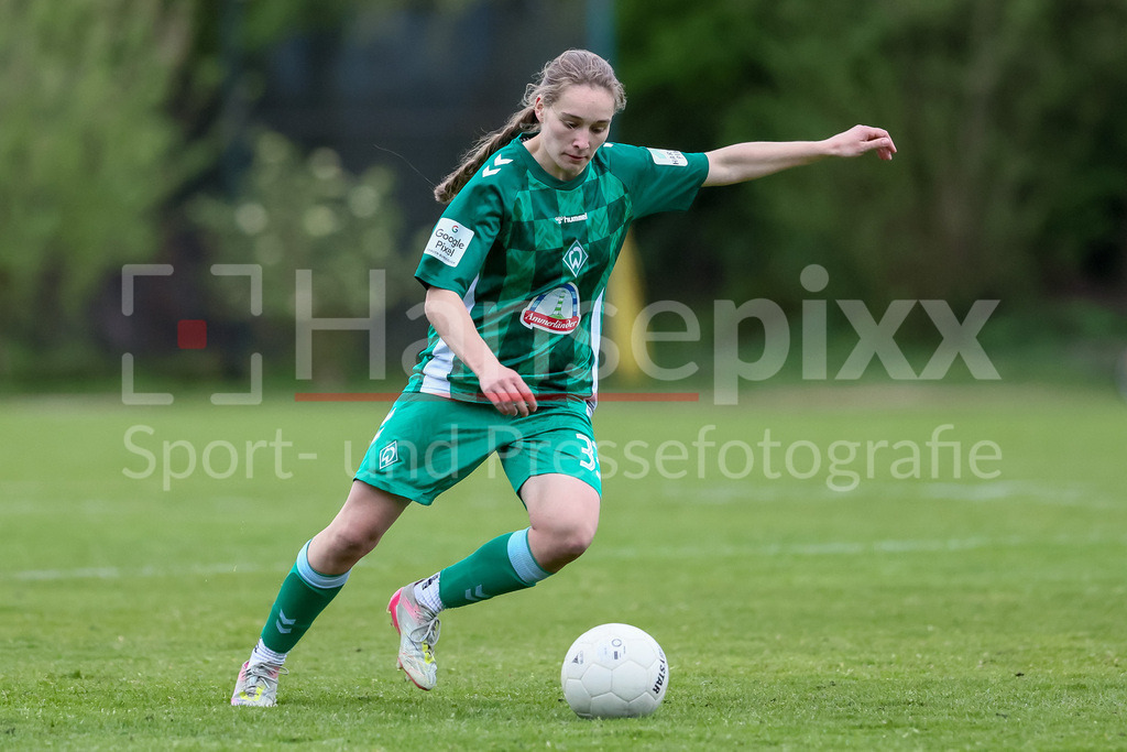 Fussball, Testspiel Frauen, ATS Buntentor - SV Werder Bremen | v.li.: Maria Penner (SV Werder Bremen, 33) am Ball, Freisteller, Einzelbild, Ganzkörper, Aktion, Action, Spielszene