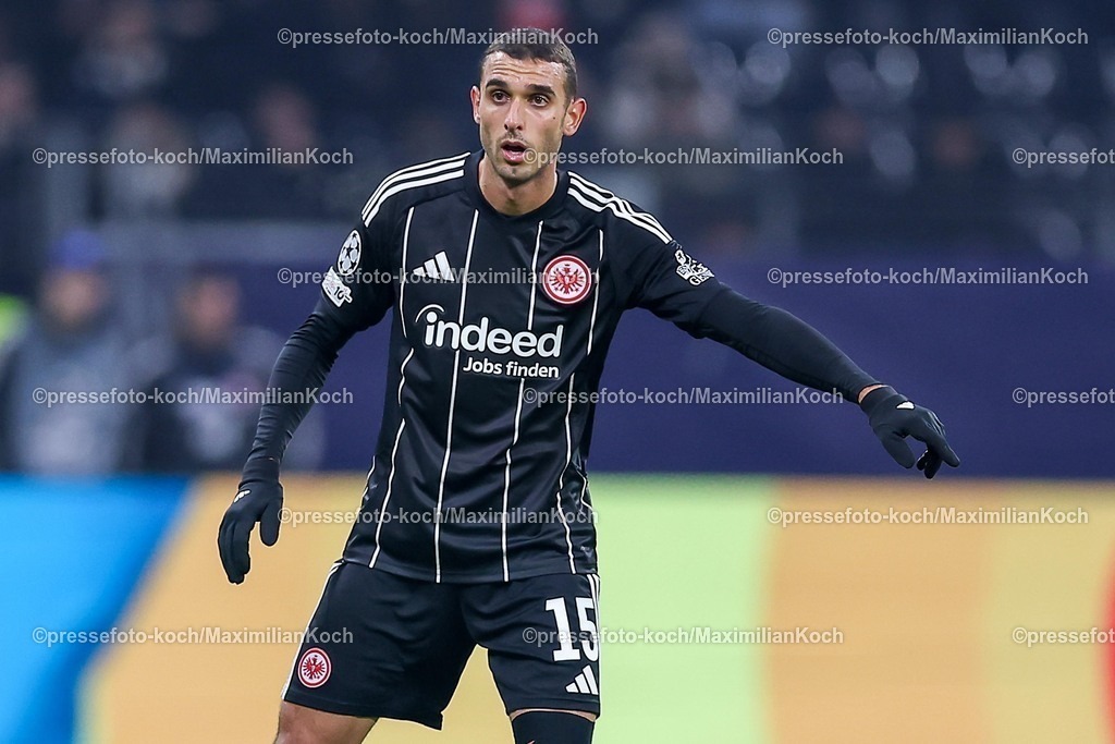 UCL26112502093 | 26.11.2025, Fußball, UEFA Champions League, Eintracht Frankfurt - Atalanta Bergamo, Deutsche-Bank-Park (Frankfurt am Main), 5. Spieltag, Saison 2025 2026: Ellyes Skhiri&nbsp;(Eintracht Frankfurt #15)  gestikulierend  Regulations prohibit any use of photographs as image sequences and or quasi-video.