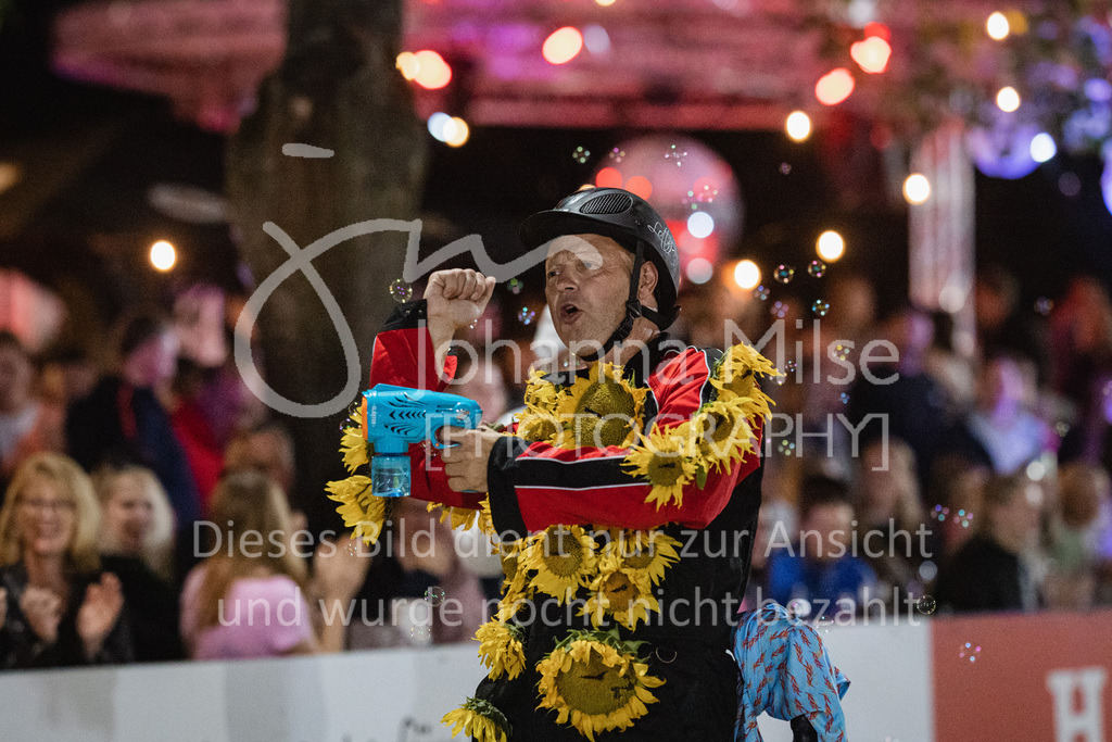 230827_Delbrueck_Kostuem-790 | Deine schönsten Turniermomente als professionelle Fotos! Entdecke hochwertige Pferdesport-Fotografie im Online-Shop. Jetzt Fotos finden & bestellen!