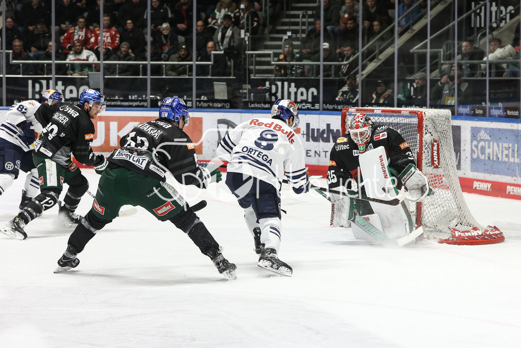 Augsburger Panther - EHC RB München | Austin ORTEGA (RBM #8) scheitert in dieser Szene an Markus KELLER (AEV #35)
