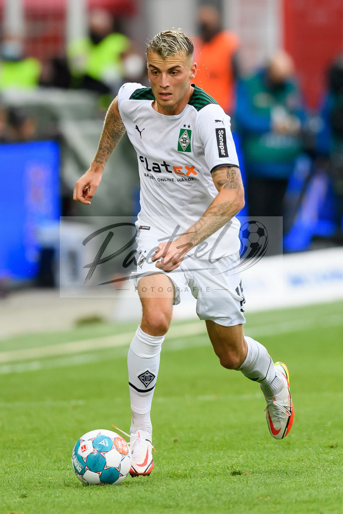 FCUBMG20210829_240 | Fussball, Herren: Jordan Beyer (Borussia Moenchengladbach) in Aktion, am Ball, Einzelaktion beim Spiel der 1. Bundesliga zwischen 1. FC Union Berlin und Borussia Moenchengladbach im Stadion An der Alten Foersterei am 29.08.2021 in Berlin, Deutschland. - Realisiert mit Pictrs.com