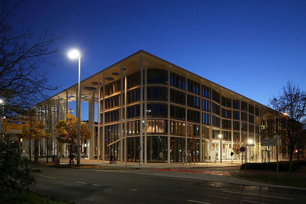 Foto: Leipzig - Sächsische Aufbaubank | Das Team hinter BILDLEXIKON LEIPZIG bündelt historische wie aktuelle Informationen über die Stadt Leipzig in Text und Bild auf einer Plattform und stellt diese der interessierten Öffentlichkeit zur Verfügung.