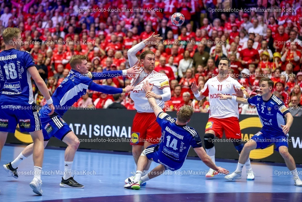 EHF30012603073 | 30.01.2026, Handball, Men's EHF EURO 2026, Dänemark - Island, Jyske Bank Boxen in Herning, Dänemark, Semi Finals:  Simon Bogetoft Pytlick (Denmark #43) kämpft um jeden Ball gegen  Ellioi Vioarsson (Iceland #18)  Omar Ingi Magnusson (Iceland #14) 