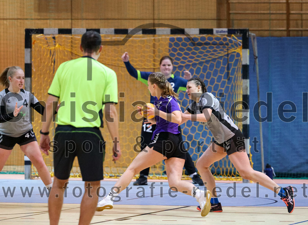 2022-11-12_018_SpVgg_Altenerding_II_gegen_SC_Kirchdorf | Erding, Deutschland, 12.11.2022:
Handball, Bezirksliga Frauen Altbayern 2022 / 2023, 5. Spieltag, SpVgg Altenerding II gegen SC Kirchdorf, Endergebnis: 24:19

Selina Alibasic (SC Kirchdorf, #4), Julia Sponsel (SC Kirchdorf, #12), Sophie Lößl (SpVgg Altenerding, #24), Julia Wiesheu (SC Kirchdorf, #16)

Foto: Christian Riedel / fotografie-riedel.net