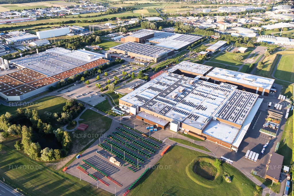 Luftbild: Firmengelände der John Deere GmbH & Co. KG mit Hallen, Firmengebäuden und Produktionsstätten in Bruchsal im Bundesland Baden-Württemberg in Deutschland. Foto: IMG_115276.jpg vom 13.06.2019 durch Werner Riehm/FLY-FOTO.de