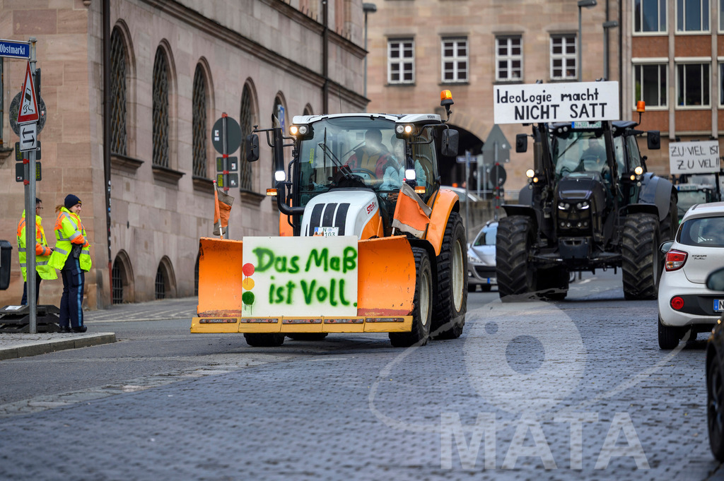 _DWA4174 | Bauerndemo gegen Agrarpolitik der Bundesregierung  auf dem Straße Obstmarkt und Hauptmarkt . Nürnberg, 08.01.2024 - Realisiert mit Pictrs.com