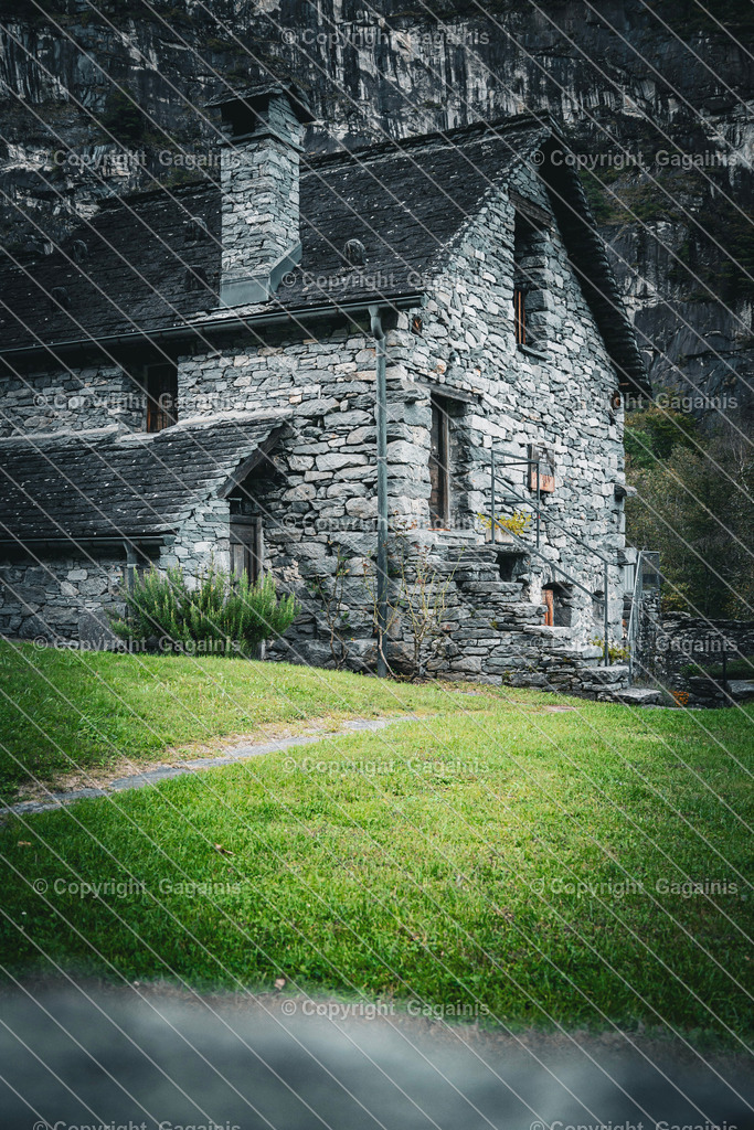 Foroglio Haus | Foroglio ist ein malerisches Bergdorf im Bavonatal im Tessin, Schweiz. Es ist bekannt für seinen beeindruckenden Wasserfall, der rund 80 Meter tief in das Tal stürzt, sowie für seine traditionellen Steinhäuser, engen Gassen und unberührte alpine Landschaft. Das Dorf wirkt wie aus einer anderen Zeit und zieht Natur- und Fotoliebhaber gleichermaßen an.