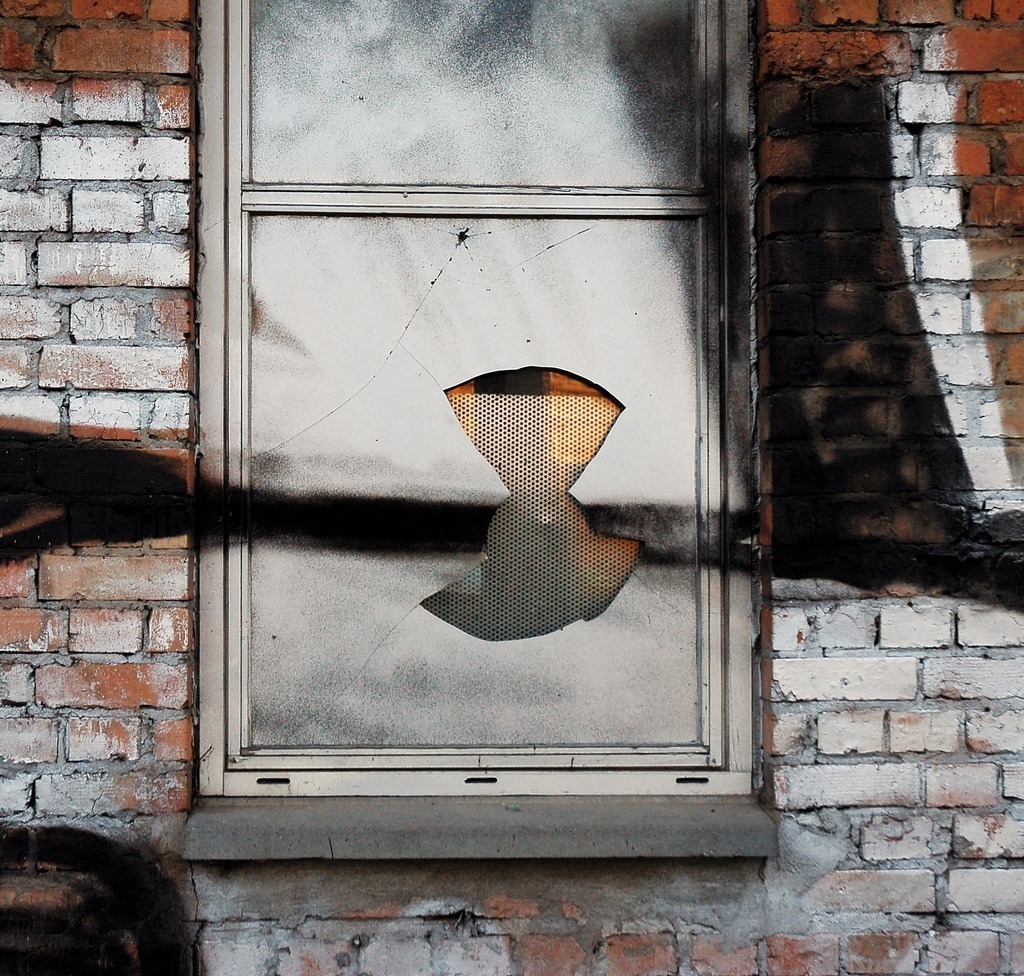 Broken Window | oliverkratzphotography - Realisiert mit Pictrs.com