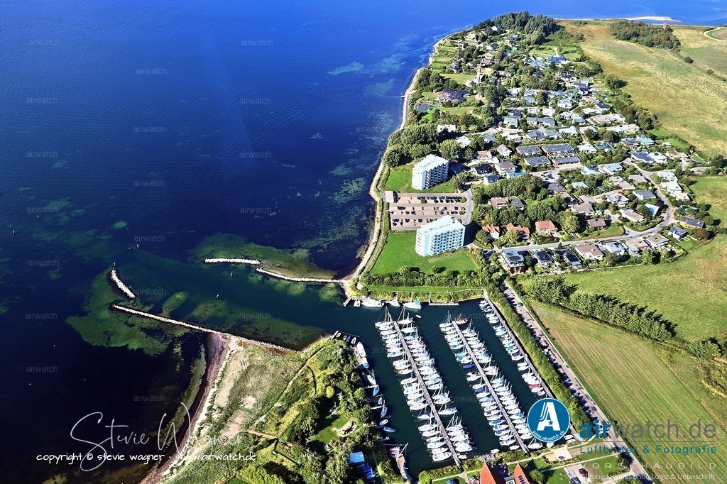 Luftbild Schausende - Gastlieger finden gut ausgestattete Anlegestellen | Gastlieger finden gut ausgestattete Anlegestellen mit Strom- und Trinkwasseranschluss, WLAN, Duschen, Toiletten und einem barrierefreien WC. Weitere Services umfassen einen Mastenkran, eine Slipanlage (bis 1 Tonne), eine Bootshalle, Werkstatt und einen Brötchen- sowie Einkaufsservice. Für Familien besonders attraktiv: ein Abenteuerspielplatz, ein eigener Badesteg am Leuchtturm Holnis und Grillmöglichkeiten.