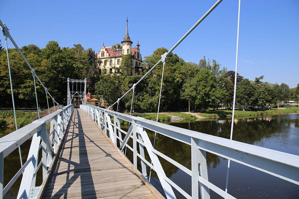 Grimma - Schloss Gattersburg und Hängebrücke | Entdecke über 20 Kategorien Leipzig-Motive: Foto-Downloads, hochwertige Poster, Leinwand- & Fine-Art-Prints. Jetzt Lieblingsfoto im Bildlexikon Leipzig Shop bestellen!