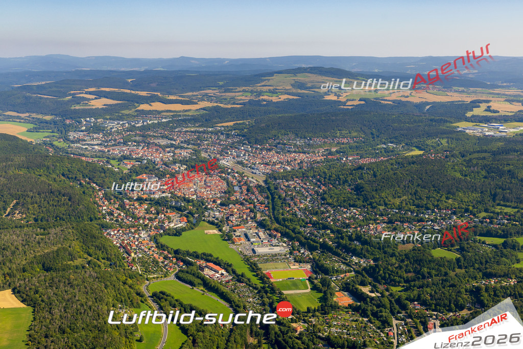 Stadt Meiningen von Oben- Die Luftaufnahme wurde 2025 vom UL-Flugzeug heraus erstellt ( keine Drohnenaufnahme ) - Hochauflösende Luftaufnahme - für Wandbilder und großformatige Ausdrucke geeignet. Das besondere Geschenk!Hier alle&nbsp;Infos zur Lizenzierung der LuftaufnahmeWir fliegen auch dieses Jahr wieder in Ihre Region um Luftbilder zu erstellen.- Luftbild anfragen
