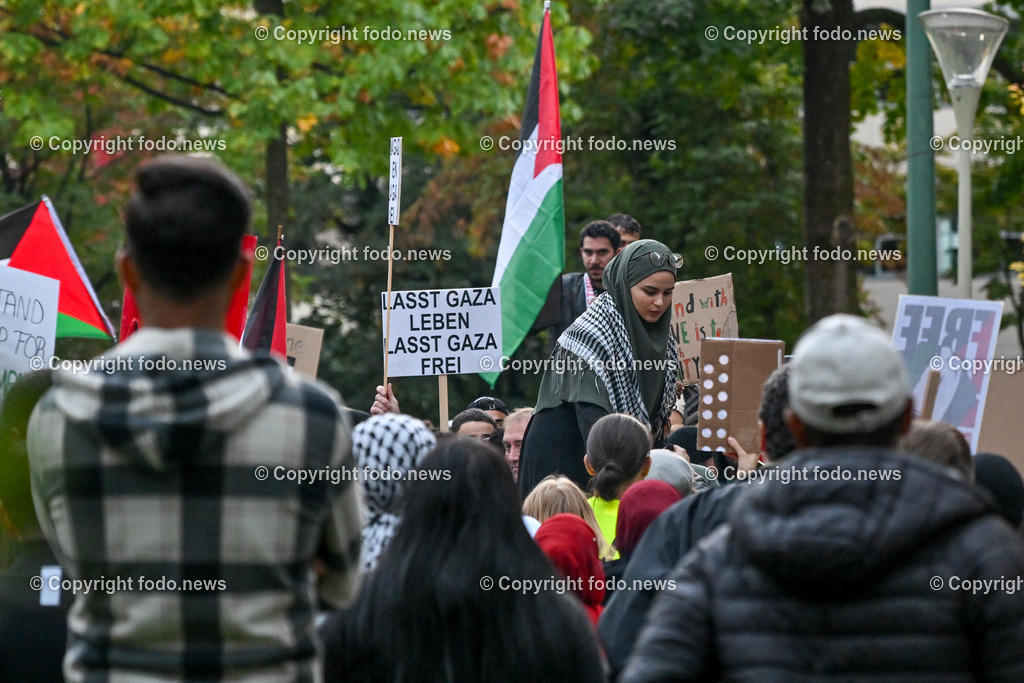 Demonstration_ Paleastina_ Linz_ 22.10.2023-76 | 22.10.2023, Linz, AUT, Demonstration Paleastina in Linz Volksgarten, im Bild Palästina, Gaza, Demoteilnehmer, Teilnehmer, Kundgebung, Plakate, Fahnen, Polizei, Beamte, Polizeifahrzeuge, Einsatzkraefte