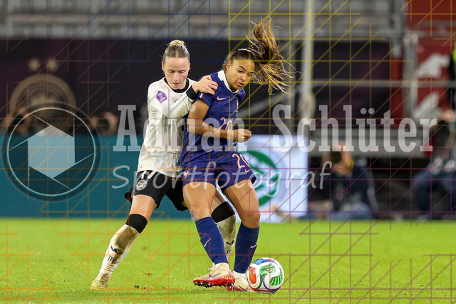 Deutschland vs Frankreich - Halbfinale - UEFA Women's Nations League | Düsseldorf, Deutschland, 24.10.25:   Franziska Kett ( Deutschland ) und Delphine Cascarino ( Frankreich ) im Kampf um den Ball waehrend des Halbfinals der UEFA Women's Nations League zwischen Deutschland vs Frankreich in der Merkur-Spiel-Arena(Foto von Brauer-Fotoagentur / Adrian Schlueter)