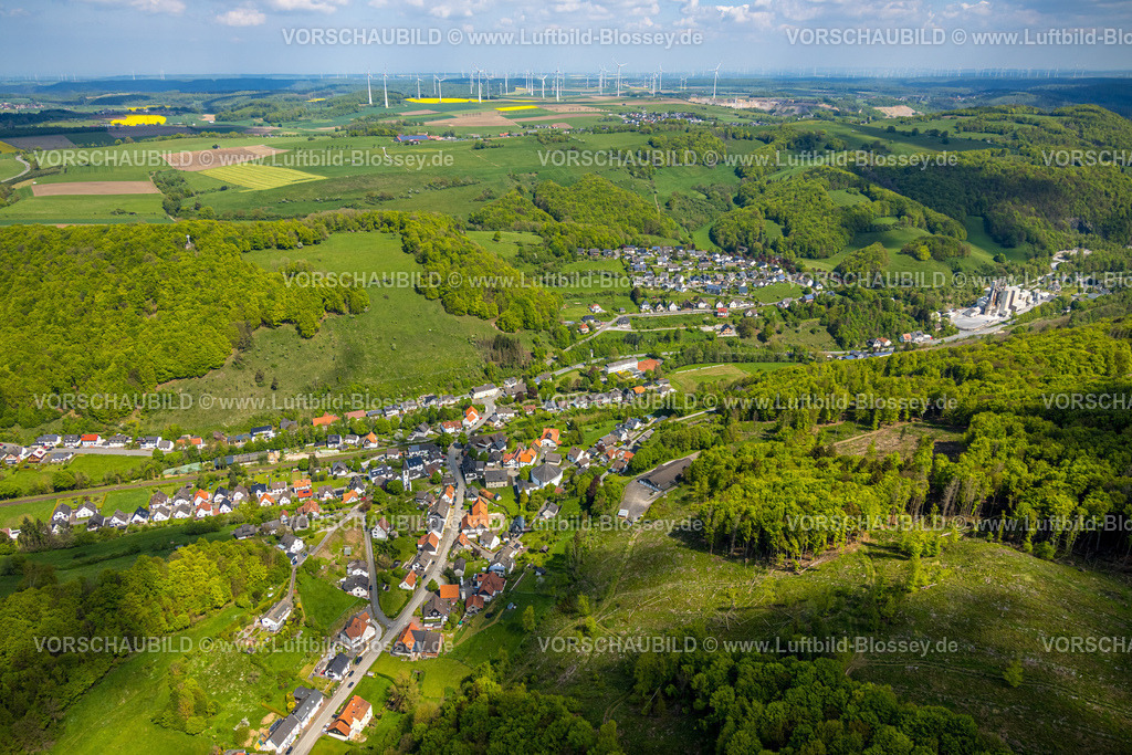 Brilon240503982 | Luftbild, Wohngebiet Ortsansicht Ortsteil Messinghausen  im Tal gelegen, Wald und Hügellandschaft, hinten Windräder Windenergieanlage nördlich der Bundesstraße B7, rechts Rheinkalk GmbH Werk Messinghausen, Messinghausen, Brilon, Sauerland, Nordrhein-Westfalen, Deutschland