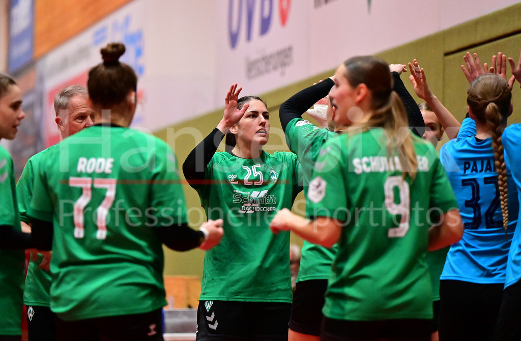 Handball, 2. Bundesliga Frauen, SV Werder Bremen - HSG Bad Wildungen Vipers | v.li.: Spielerinnen des SV Werder Bremen klatschen sich ab
