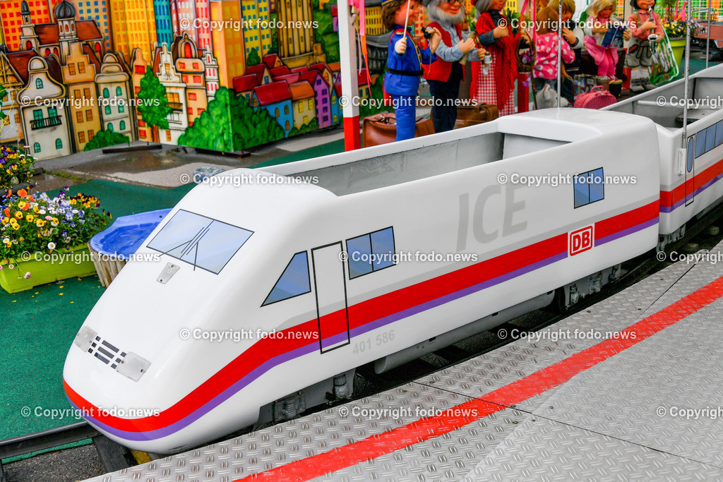 Deutschland_ Baden-Wuerttemberg_ Stuttgart_ 26.04.2025-37 | 26.04.2025, Deutschland, GER, Baden-Wuerttemberg, Stuttgart, im Bild Themenbild, Stadtansichten, Stuttgarter Fruehlingsfest, Karussell, Kinder, Ringelspiel, Menschen, Besucher, Spass, Freude, Feature, Symbolbild