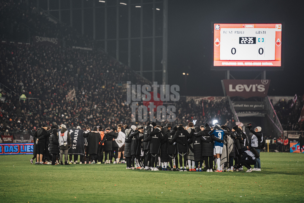 Fußball | Männer | Saison 2025/2026  | Fußball-Bundesliga | 19. Spieltag | FC St. Pauli vs. Hamburger SV | 23.01.2026 | Die Teams trennen sich 0:0 links und besprechen sich