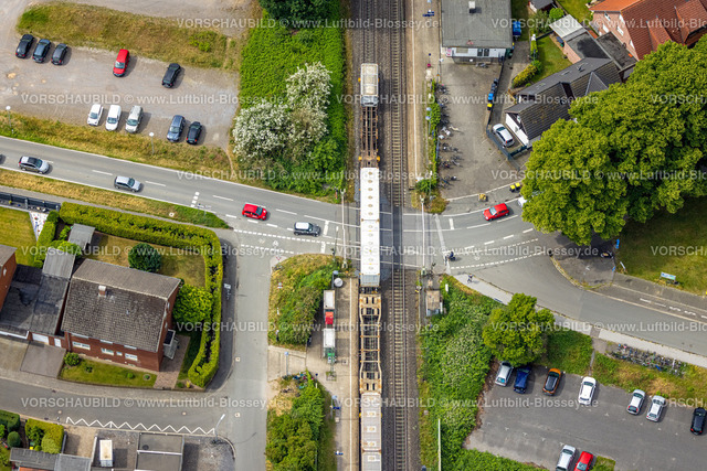 Haltern220602686 | Luftbild, Güterzug am Bahnübergang Stockwieser Damm, Sythen, Haltern am See, Ruhrgebiet, Nordrhein-Westfalen, Deutschland