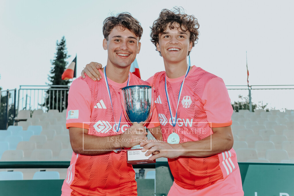 EM_MU18_F_GER-BEL_Lille_bearbeitet_Pokalbilder (97 von 137) | lanaschraderfotografie - Realisiert mit Pictrs.com