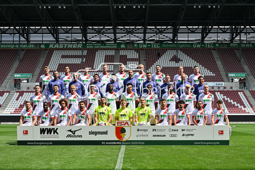 FC Augsburg 2025/26 | Mannschaftsfoto FC Augsburg 2025/26 Obere Reihe v. l.: Robin Fellhauer, Dimitrios Giannoulis, Mert Kömür, Arne Maier, Jeffrey Gouweleeuw, Phillip Tietz, Yusuf Kabadayi, Kristijan Jakić, Elvis Rexhbecaj.Dritte Reihe v.l.: Co-Trainer Individual David Binder, Torwarttrainer Marco Langner, Co-Trainer Imre Szabics, Co-Trainer Thomas Kasparetti, Cheftrainer Sandro Wagner, Co-Trainer Sven Palinkasch, Co-Trainer Analyse Julian Lauer, Spiel- und Videoanalyst Felix Kling, Spiel- und Videoanalyst Benedikt Brust.Zweite Reihe v. l.: Keven Schlotterbeck, Maximilian Bauer, Tim Breithaupt, Cédric Zesiger, Chrislain Matsima, Noahkai Banks, Samuel Essende, Steve Mounié, Felix Meiser, Marius Wolf.Untere Reihe v. l.: Mads Pedersen, Kyliane Dong, Han-Noah Massengo, Elias Saad, Nediljko Labrović, Finn Dahmen, Daniel Klein, Mahmut Kücüksahin, Aiman Dardari, Alexis Claude-Maurice, Oliver Sorg / Media Day FC Augsburg: WWK-Arena am 06.08.2025