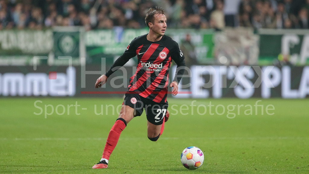 Fussball, Bundesliga, SV Werder Bremen - Eintracht Frankfurt | v.li.: Mario Götze (Eintracht Frankfurt, 27) am Ball, Freisteller, Einzelbild, Ganzkörper, Aktion, Action, Spielszene, DIE DFL-RICHTLINIEN UNTERSAGEN JEGLICHE NUTZUNG VON FOTOS ALS SEQUENZBILDER UND/ODER VIDEOÄHNLICHE FOTOSTRECKEN. DFL REGULATIONS PROHIBIT ANY USE OF PHOTOGRAPHS AS IMAGE SEQUENCES AND/OR QUASI-VIDEO.