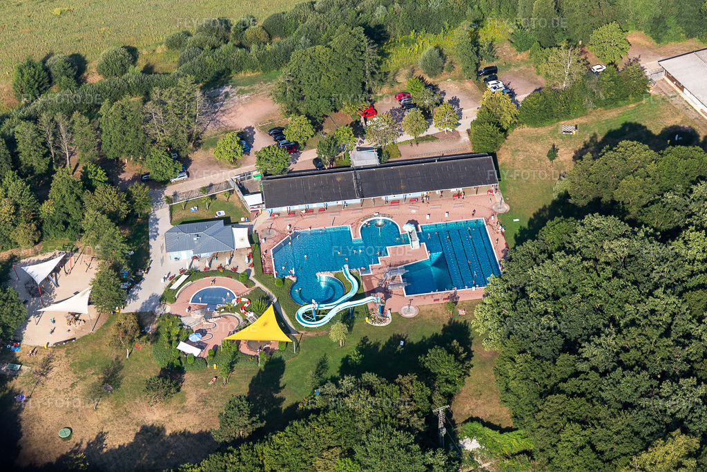 Luftbild: Corona-Pandemie bedingte geringe Besucheranzahl des Freibades Waldschwimmbad Deutschland in Kandel im Bundesland Rheinland-Pfalz in Deutschland. Foto: IMG_122236.jpg vom 11.08.2020 durch Werner Riehm/FLY-FOTO.de