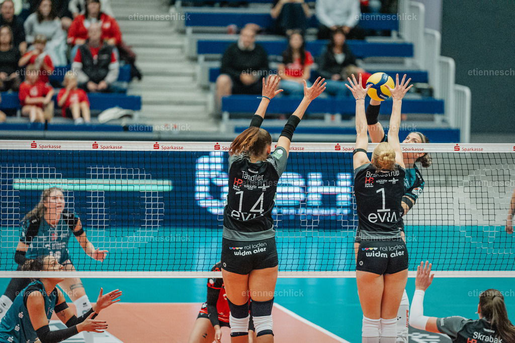 Dresdner SC - Binder Blaubären TSV Flacht, DEKRA 1. Bundesliga Frauen, Volleyball | Im Bild: Block durch Anni Tändler (14, Binder Blaubären TSV Flacht) und Gesa Brandstrup (1, Binder Blaubären TSV Flacht)24.10.2026, Dresdner SC -  Binder Blaubären TSV Flacht, DEKRA 1. Bundesliga Frauen, Volleyball, Deutschland, Dresden, Cyberport Arena