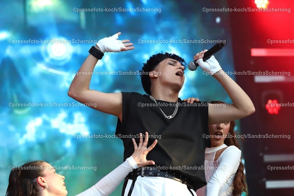 xSSC04072501011 | 04.07.2025, xsscx, Köln, Heumarkt, Cologne Pride: Kai Iden gibt ein Konzert im Rahmen des Cologne Pride 2025