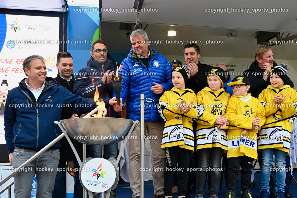 European Youth Olympic Festival EYOF 2023 Pressekonferenz | Gemeinderat Spittal an der Drau Roland Staudacher, Stefano Mazzolini,  Stadtrat Spittal an der Drau Christoph Staudacher, Bürgermeister Spittal an der Drau Gerhard Köfer, Giorgio Brandolin, Gemeinderat Spittal an der Drau Marco Brandner, Jugendspieler EC Hornets Spittal, Olympisches Feuer