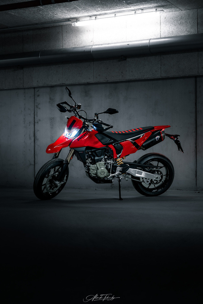 Hypermotard 698 Mono | Entdecken Sie die faszinierende Welt von Alexander Tschuncky Arts: Kreative Fotografie, atemberaubende Automobilkunst und hochwertiger Bilderdruck. Lassen Sie sich inspirieren! - Realisiert mit Pictrs.com