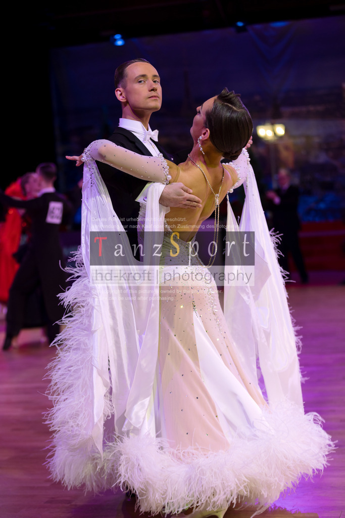 20241215_WDSF_Int_Open_Std-Riga-8627 | Tanzsportbilder, Standardtanz, Lateintanz, WDSF, DTV, LTVB, dancecomp, goc, hessen tanzt, blaues band der spree, walzer, tango, wiener walzer, slowfox, quickstepp, samba, rumba, cha-cha-cha, paso doble. jive, hd-kroft photography, turniertanzsport