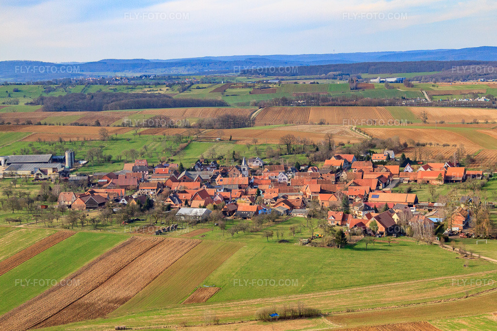Aerial view: View of the town from the north in Geiswiller in the state Bas-Rhin, France. – Photo: IMG_38589.jpg taken on 03/20/2011 by Werner Riehm/FLY-FOTO.com – Resolution of the original: 4667 x 3111 px