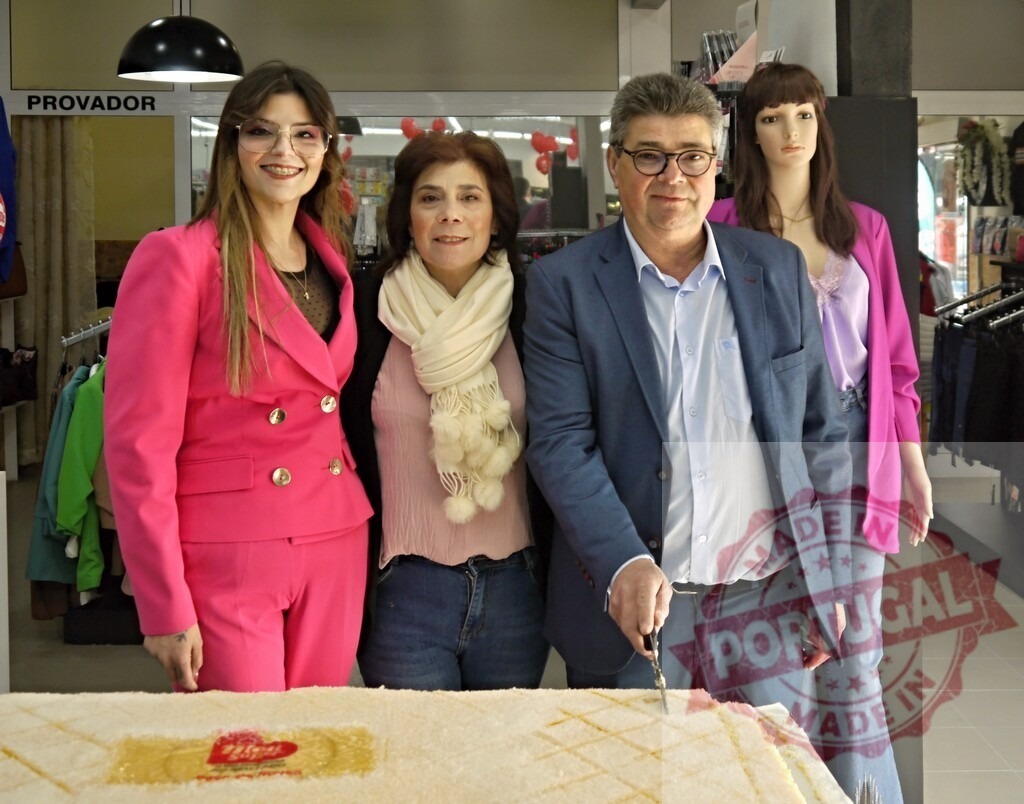 Business owners celebrating grand opening cutting cake | Family business owners celebrating a new store opening by cutting a celebratory cake - Realisiert mit Pictrs.com