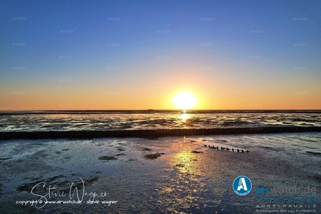 Nordsee, Nordfriesland, Beltringharderkoog, Luettmoorsee, Holmer Siel | Landgewinnung & Küstenschutz in Nordfriesland - In Nordfriesland, der Küste der Nordsee, spielt die Landgewinnung und der Küstenschutz eine bedeutende Rolle. Die Region ist geprägt von einer dynamischen Küstenlinie, die sich durch natürliche Prozesse wie die Verlandung und die Erosion des Meeresbodens verändert.