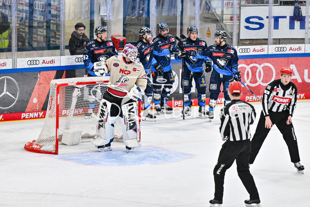 ERC Ingolstadt - Nuernberg Ice Tigers | Jubel der Panther nach dem Treffer zum 3-2 durch Daniel SCHMOELZ (ERC Ingolstadt 92) / Tor / Torschuetze / Freude / Happy / DEL: ERC Ingolstadt - Nuernberg Ice Tigers, Saturn Arena am 21.03.2025