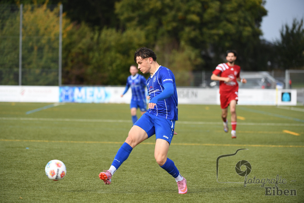 FC Rastede-VfR Wardenburg | Herren Bezirksliga 2; FC Rastede (blau)-VfR Wardenburg (rot) am 05.10.2025 in Rastede (Köttersweg), Photo: Philip Eiben 2025 - Realisiert mit Pictrs.com