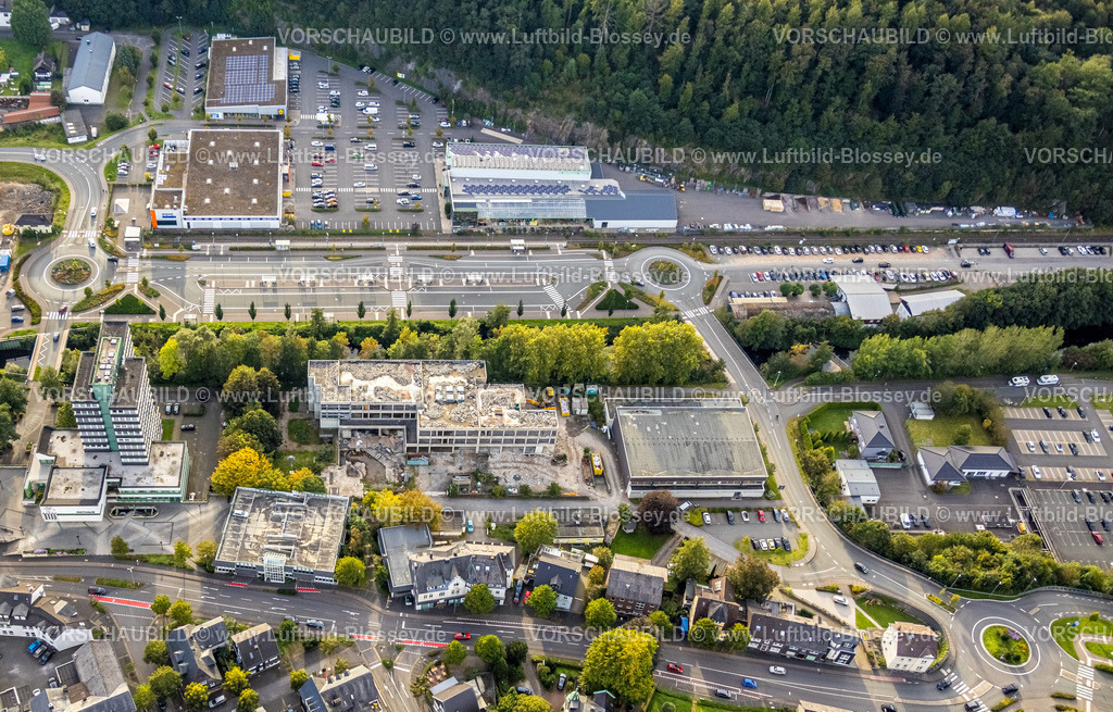 Olpe230913429 | Luftbild, Rathaus, Abriss Realschule, Busbahnhof ZOB, Einkaufszentrum mit Raiffeisen Sauer-Siegerland Markt, Lidl Supermarkt und expert Elektromarkt,  Olpe-Stadt, Olpe, Sauerland, Nordrhein-Westfalen, Deutschland