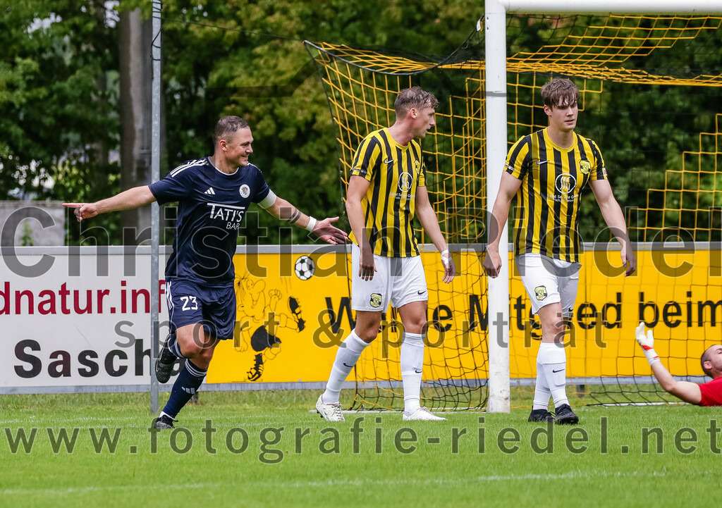 2023-07-29_080_FC_Moosinning_gegen_TuS_Raubling | Moosinning, Deutschland, 29.07.2023:
Fußball, Bezirksliga Oberbayern Ost 2023 / 2024, 1. Spieltag, FC Moosinning gegen TuS Raubling, Endergebnis: 0:7

Jubel nach dem Tor zum 0:3 durch Michael Gruber (TuS Raubling, #23)
Michael Gruber (TuS Raubling, #23), Florian Jakob (FC Moosinning, #10), Martin Buttstedt (FC Moosinning, #7)

Foto: Christian Riedel / fotografie-riedel.net