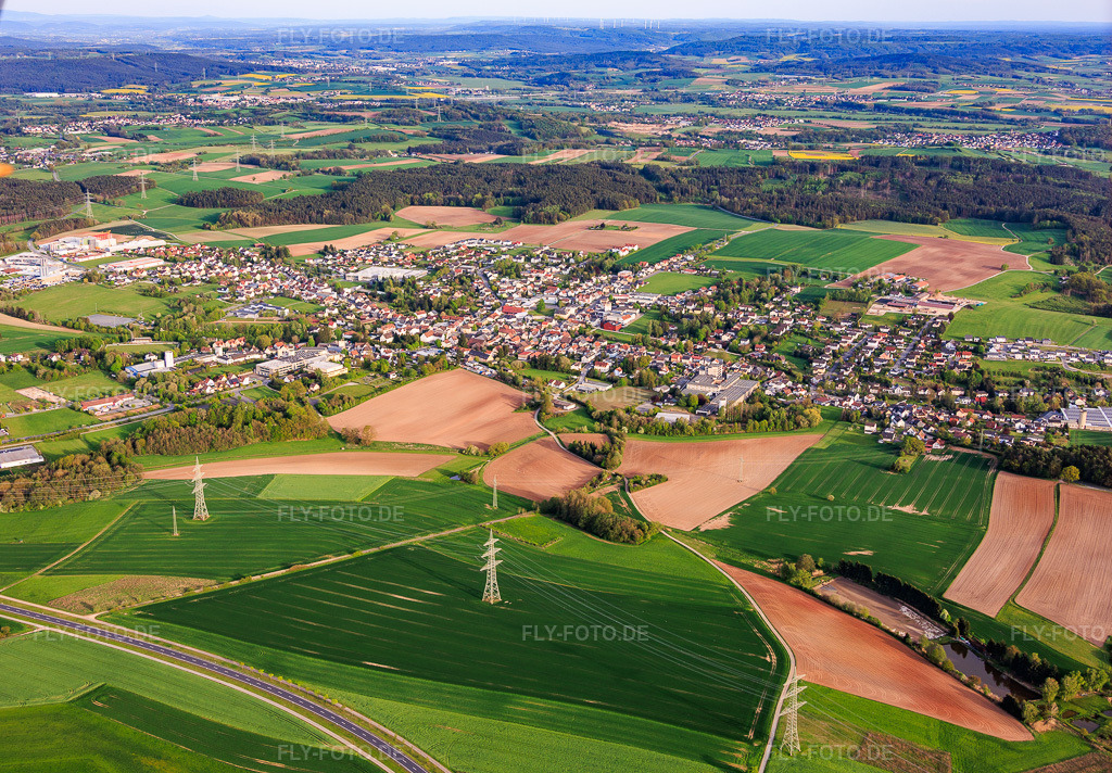 Luftbild: Statdansicht aus Norden in Weidhausen bei Coburg im Bundesland Bayern in Deutschland.Foto: IMG_155930.jpg vom 02.05.2026 durch Werner Riehm/FLY-FOTO.deAuflösung des Originals: 5639 x 3919 px