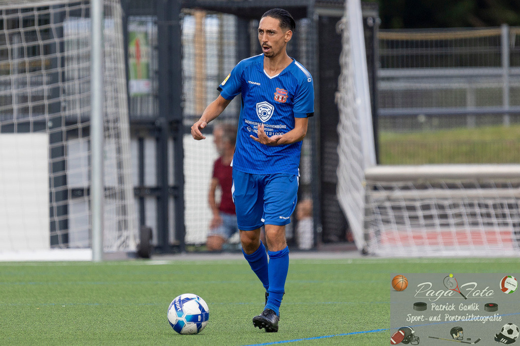 Testspiel: Spvgg. 03 Fechenheim - Türk Gücü Friedberg, 13.07.2024 | Kamil Yikilmaz (Türk Gücü Friedberg #7) mit Ball, Freisteller, Portrait / Porträt, Spvgg. 03 Fechenheim - Türk Gücü Friedberg, Frankfurt am Main, Sportanlage Birsteiner Straße, 13.7.2024 - Realisiert mit Pictrs.com