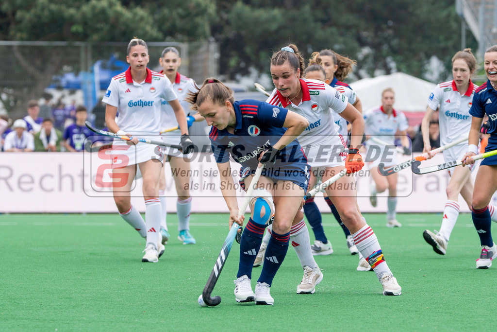 Final4_20240518-1300-0122 | Bonn, Deutschland, 18.05.2024: Nadine Kanler (Mannheimer HC) in Aktion waehrend des Spiels der Deutsche Feldhockey-Meisterschaften 2024 zwischen Final 4 Damen Rot Weiss Köln - Mannheimer HC im Bonner THV am 18.05.2024 in Bonn, Deutschland. (Foto von Stephan Fehrmann)

Bonn, Germany, 18.05.2024: Nadine Kanler (Mannheimer HC) in action during the game of Deutsche Feldhockey-Meisterschaften 2024 between Final 4 Damen Rot Weiss Köln - Mannheimer HC in Bonner THV at 18.05.2024 in Bonn, Deutschland. (Foto from Stephan Fehrmann)