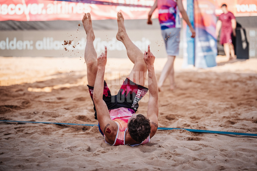 Beachvolleyball | Männer | Allianz German Beach Tour 2025 | Tourstop München | 04.07.2025 | Eric Stadie-Seeber jubelt am Boden