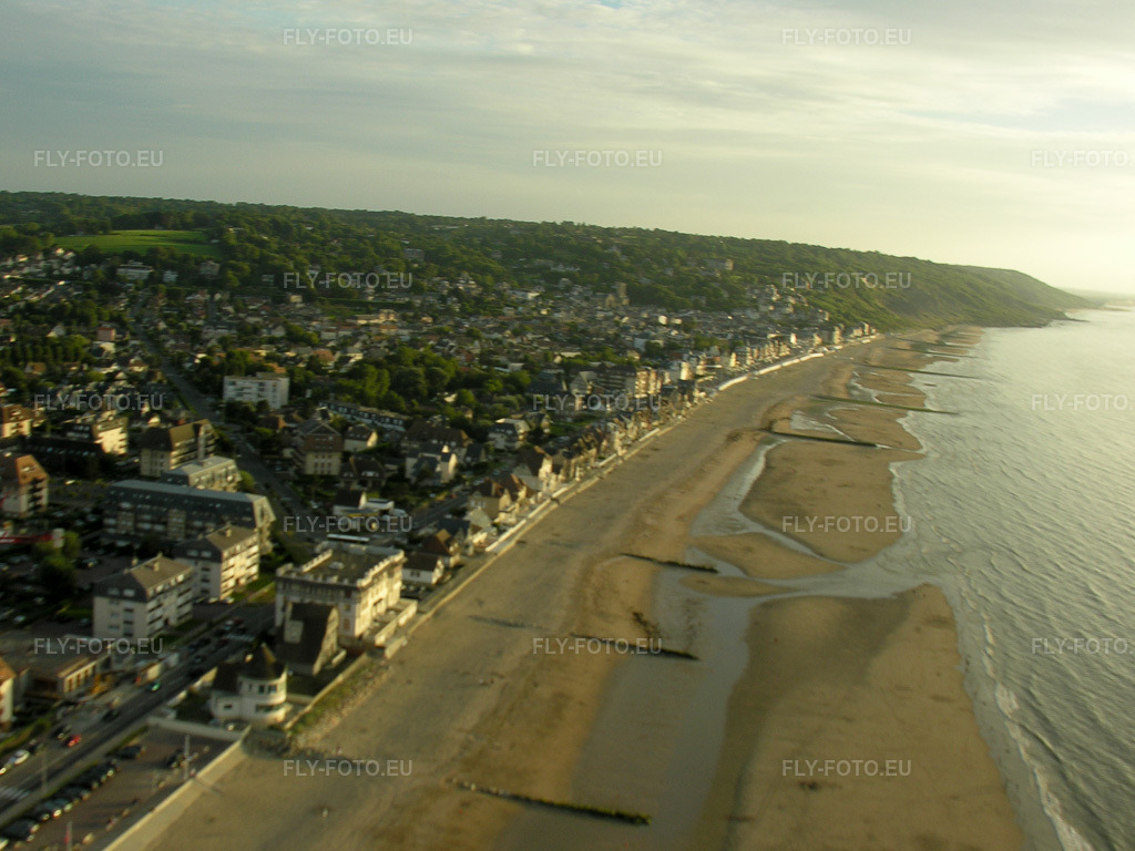 Vue aérienne: Vue de la ville à Villers-sur-Mer dans le département Calvados, France – .Photo: DSCN0546.jpg prise le 04/08/2005 par Werner Riehm/FLY-FOTO.eu – Résolution de l'original: 2736 x 2052 px