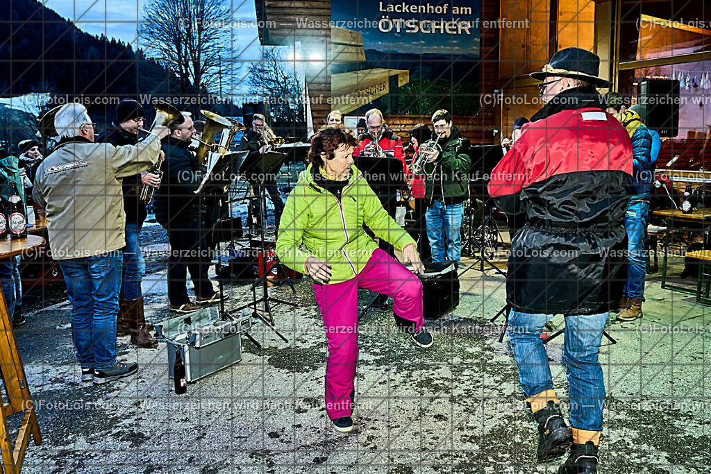 ALP6609_Blech im Schnee_MV Lackenhof_Schoenbichler-Friedl | (C)FotoLois.com, Alois Spandl. Musikverein Lackenhof, BLECH im SCHNEE in der Ötscherarena, Fr 9. Februar 2024.