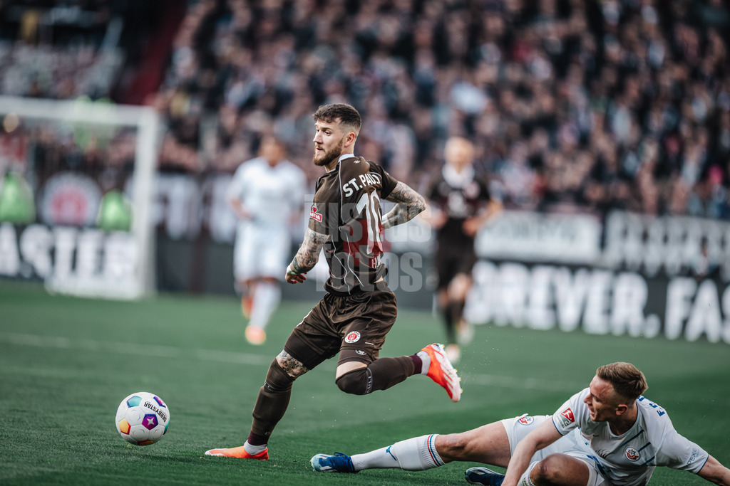 Fußball | Männer | Saison 2023/2024 | 2. Fußball-Bundesliga | 31. Spieltag | FC St. Pauli vs. FC Hansa Rostock | 26.04.2024 | Marcel Hartel (#10, FC St. Pauli) unaufhaltsam, rechts Jasper van der Werff (#22, FC Hansa Rostock)