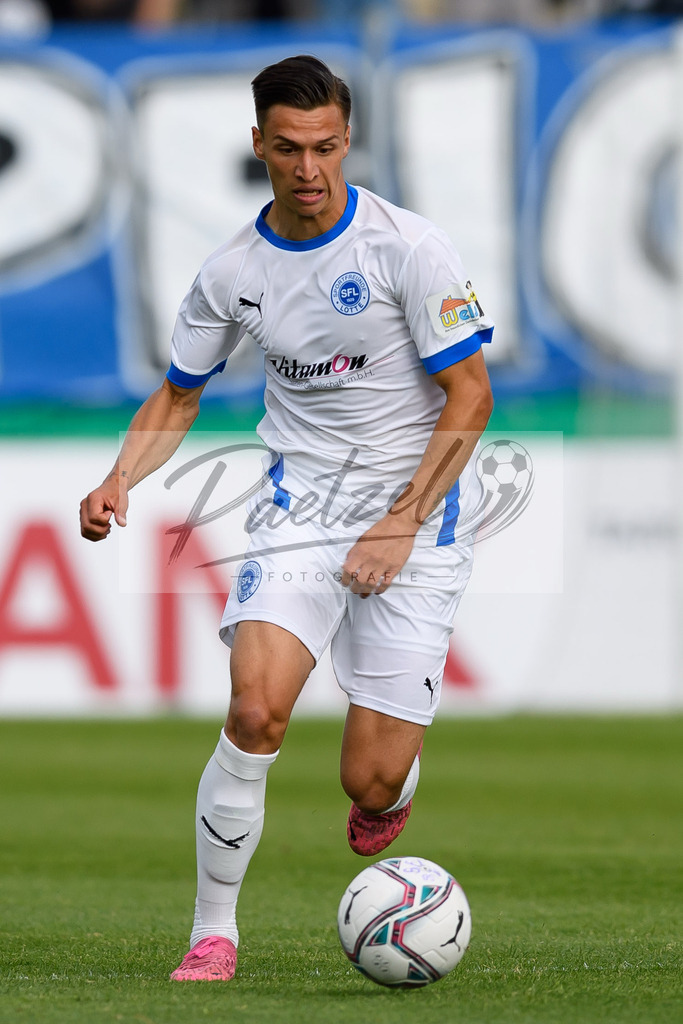 LOTKSC20210809_074 | Fussball, Herren: Tyson Richter (Sportfreunde Lotte) in Aktion, am Ball, Einzelaktion beim Spiel der 1. Runde im DFB-Pokal zwischen SF Lotte und Karlsruher SC im Stadion am Lotter Kreuz am 09.08.2021 in Lotte, Deutschland.DFB / DFL REGULATIONS PROHIBIT ANY USE OF PHOTOGRAPHS AS IMAGE SEQUENCES AND/OR QUASI-VIDEO. - Realisiert mit Pictrs.com